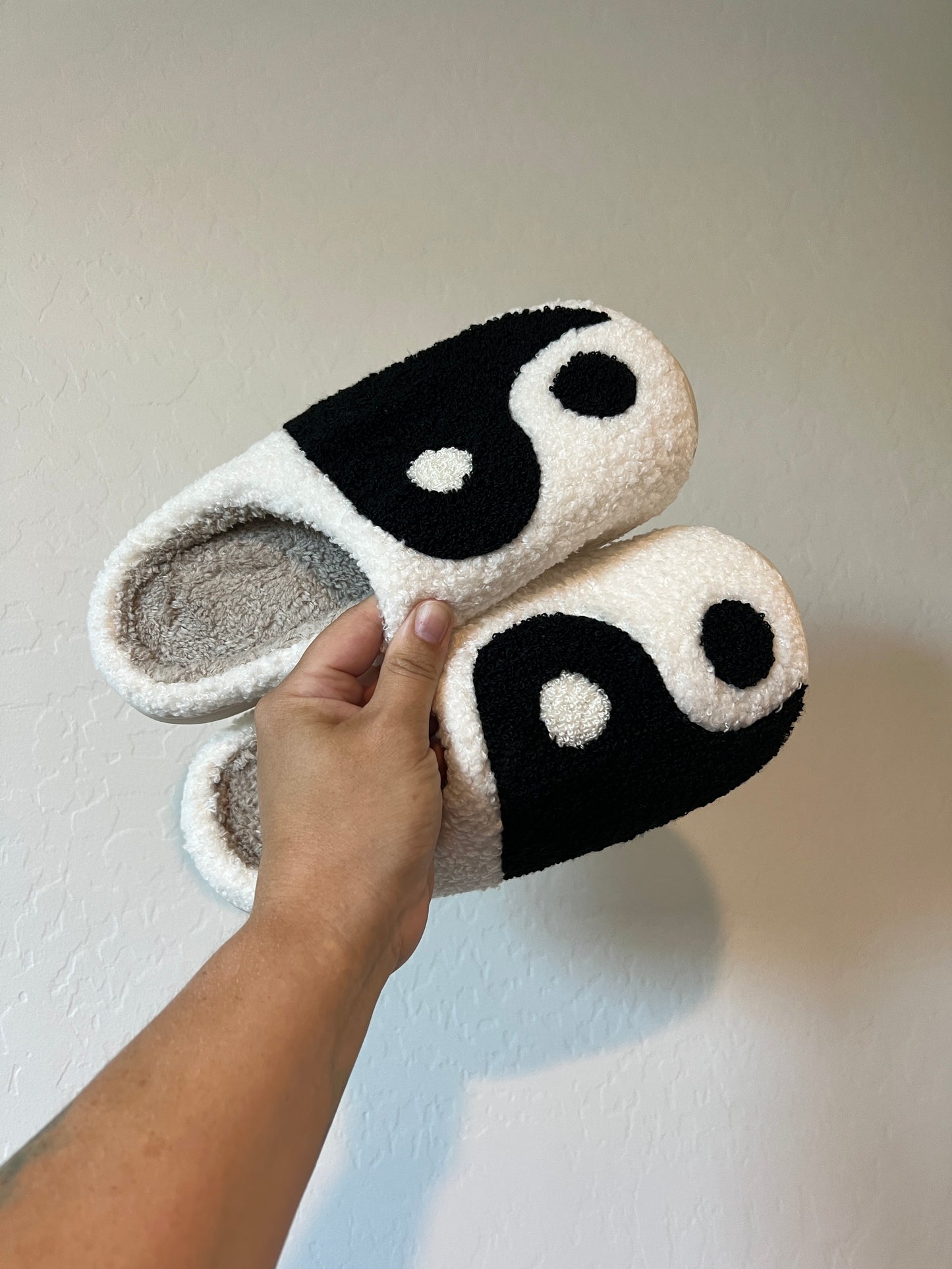 Black ying yang slippers